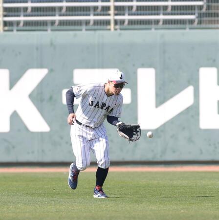 シートノックでライトの守備につく佐藤輝明（撮影・金田祐二）