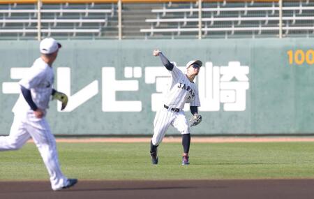 シートノックでライトの守備につく佐藤輝明＝宮崎（撮影・金田祐二）