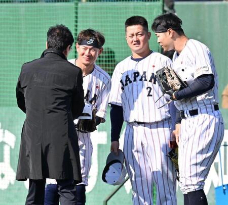 栗山氏にあいさつする（右から）佐藤輝、牧、牧原大