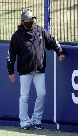 フェンスを触る新庄監督