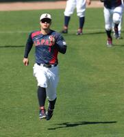ランニングする佐藤輝（撮影・金田祐二）