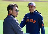 鳥谷敬氏（左）と談笑する侍ジャパン・能見篤史コーチ＝ひなたサンマリンスタジアム宮崎（撮影・伊藤笙子）