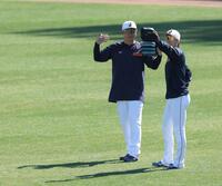 センターの守備位置で周東と話し込む森下＝１８日