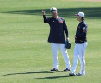 センターの守備位置で周東と話し込む森下＝１８日