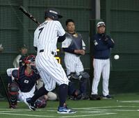 ブルペンで高橋宏斗のボールを見る佐藤輝明（撮影・伊藤笙子）