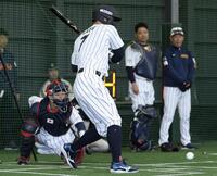 ブルペンで高橋宏斗のスプリットを見送る佐藤輝明（撮影・伊藤笙子）