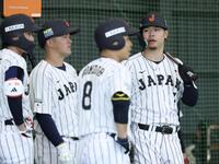 ブルペンで投手陣の到着を待つ佐藤輝明（右）ら野手陣（撮影・伊藤笙子）