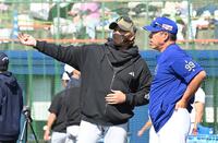 グラウンドで話す新庄剛志監督（左）と井上一樹監督（撮影・持木克友）