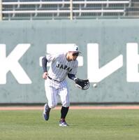 シートノックでライトの守備につく佐藤輝明（撮影・金田祐二）