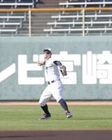 シートノックでライトの守備につく佐藤輝明（撮影・金田祐二）