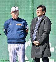 井端監督（左）と談笑する栗山氏