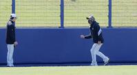試合前に外野フェンスをチェックする新庄監督（右）＝沖縄・北谷