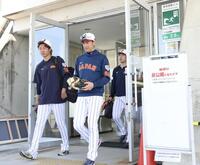 非公開練習を終え、木の花ドームを後にする高橋宏と能見コーチ（撮影・伊藤笙子）