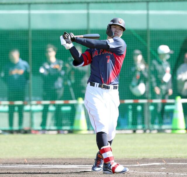 　ライブＢＰの打席に入る前、素振りをする佐藤輝（撮影・伊藤笙子）