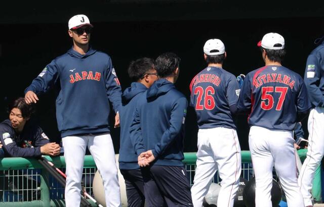 　登板した北山（右端）らと話すダルビッシュ（撮影・金田祐二）