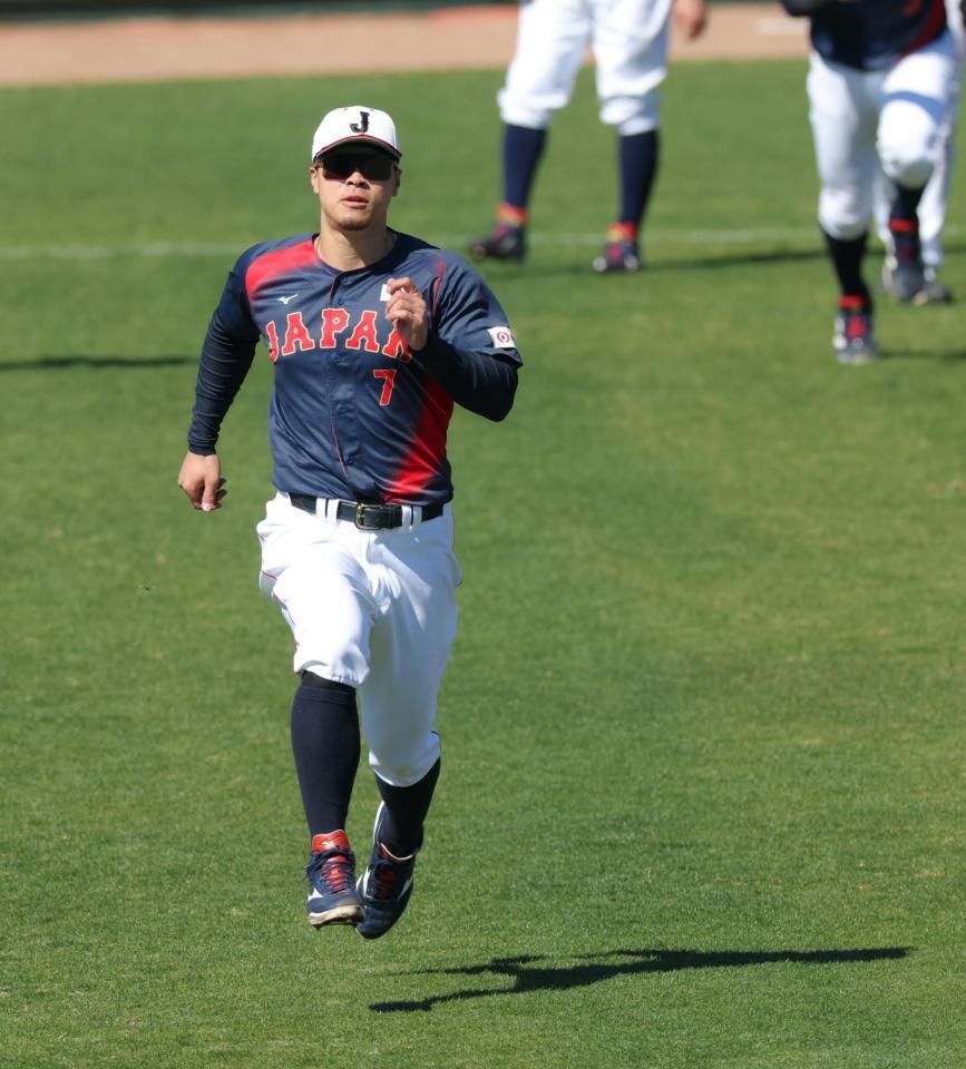 ランニングする佐藤輝（撮影・金田祐二）
