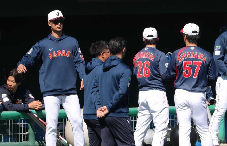 　登板した北山（右端）らと話すダルビッシュ（撮影・金田祐二）