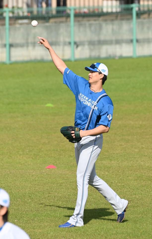 キャッチボールをする達（撮影・持木克友）