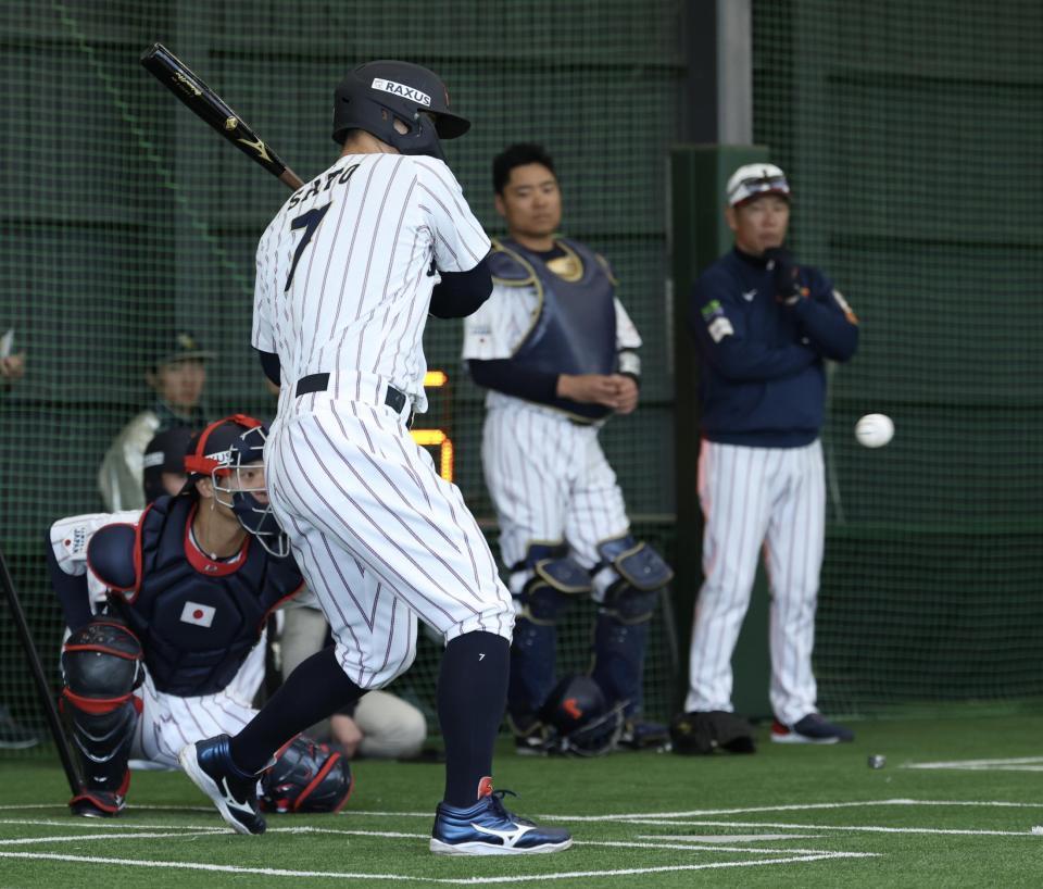 ブルペンで高橋宏斗のボールを見る佐藤輝明（撮影・伊藤笙子）