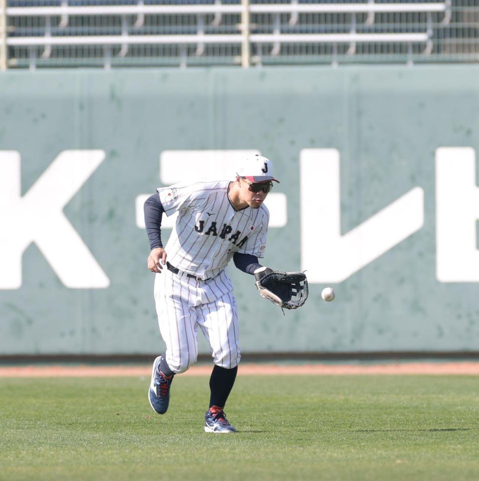 シートノックでライトの守備につく佐藤輝明（撮影・金田祐二）