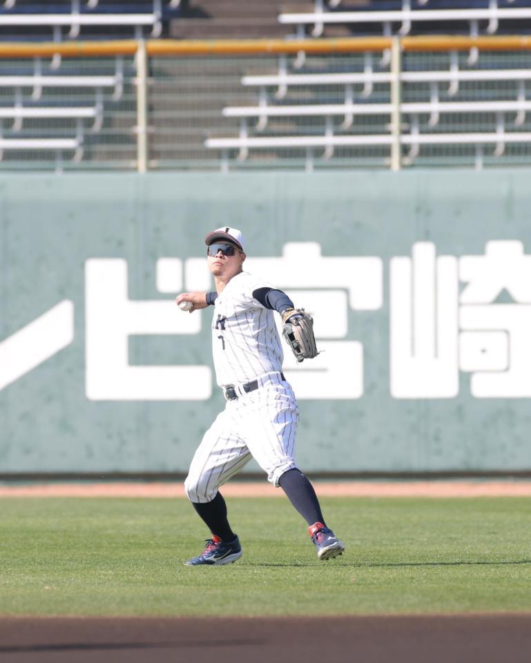 シートノックでライトの守備につく佐藤輝明（撮影・金田祐二）