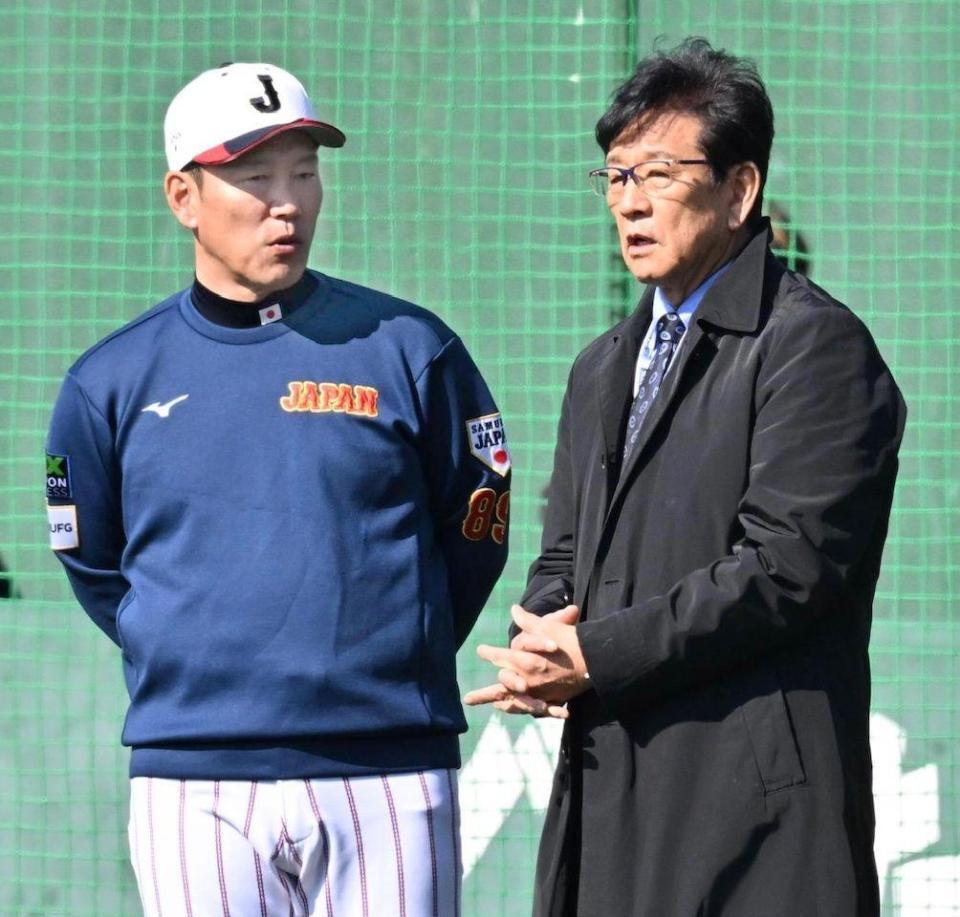 井端監督（左）と話す栗山氏