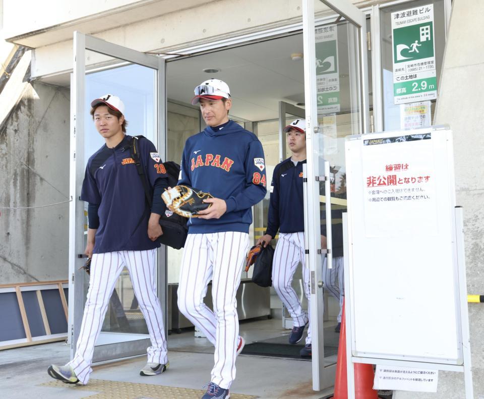 非公開練習を終え、木の花ドームを後にする高橋宏と能見コーチ（撮影・伊藤笙子）
