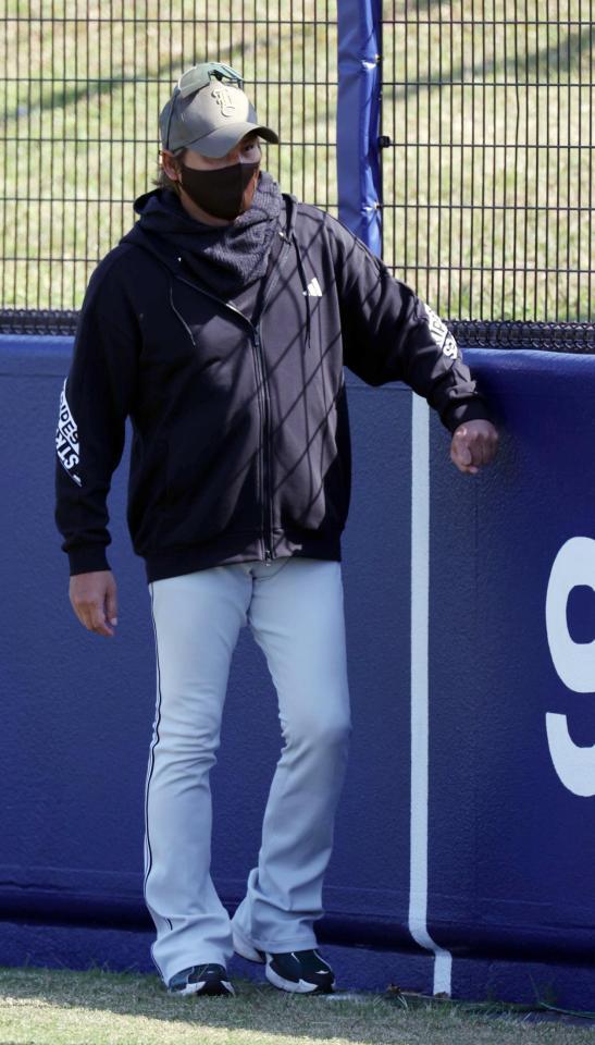 フェンスを触る新庄監督