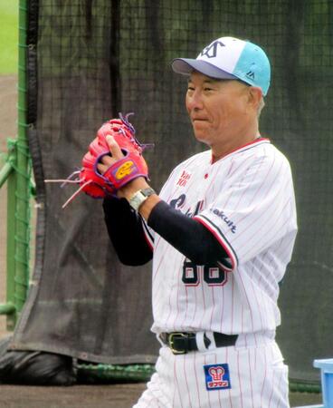 　打撃投手を務めた池山監督