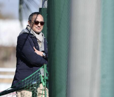 　サブグラウンドの様子を見つめる渡辺謙