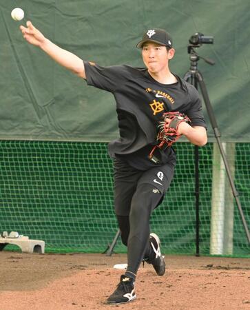 　ブルペンでピッチングする戸郷（撮影・開出牧）