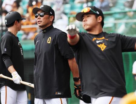 石塚（右）のロングティーの打球を見る阿部監督