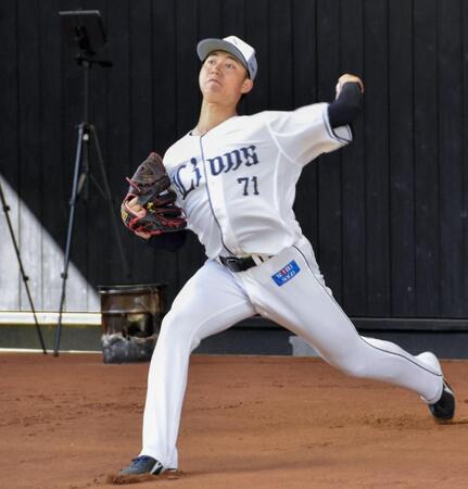 ブルペンで投球する西武・菅井