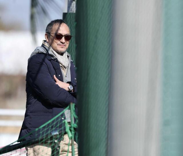 　サブグラウンドの様子を見つめる渡辺謙