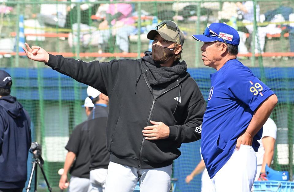 グラウンドで話す新庄剛志監督（左）と井上一樹監督（撮影・持木克友）