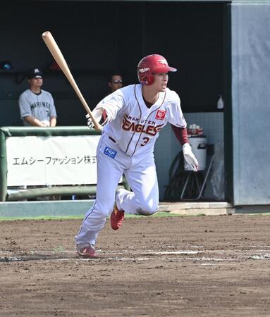 ２回、右線に２点適時三塁打を放つ中島