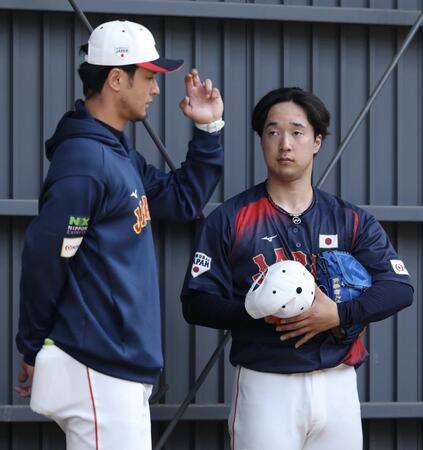 ダルビッシュ（左）のアドバイスに耳を傾ける佐藤（撮影・伊藤笙子）