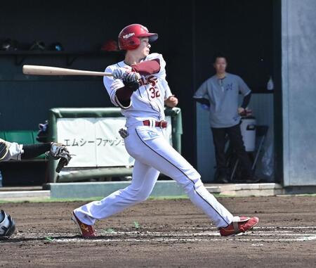 １回、右前適時打を放つ中島