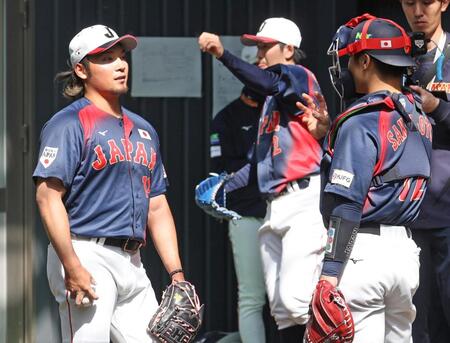 投球練習を終え、坂本（右）と話す伊藤