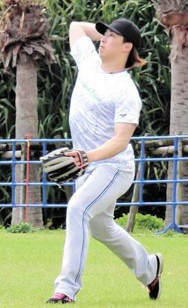 右投げでキャッチボールをする日本ハム・細野