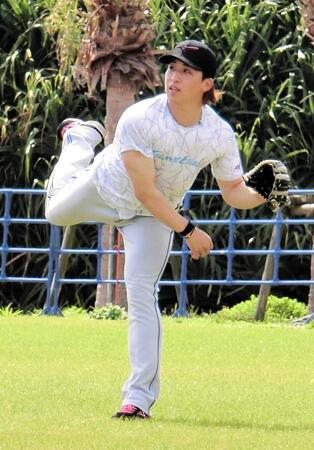 右投げでキャッチボールをする日本ハム・細野