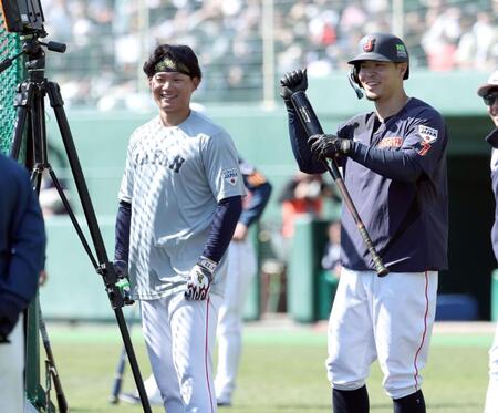 打撃練習前、笑みを浮かべる森下（左）と佐藤輝（撮影・伊藤笙子）