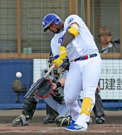 ２回、バットを折られながらも右前打を放つサノー（撮影・立川洋一郎）