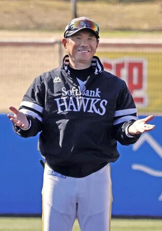 笑顔で手締めをする小久保監督