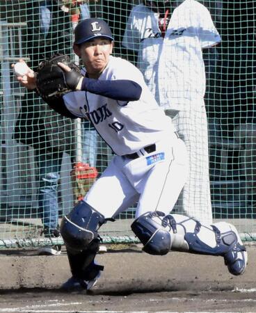 送球練習をする小島