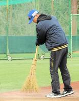 　自らキャンプ地のグラウンド整備をするオイシックスの桑田真澄ＣＢＯ（撮影・伊藤玄門）