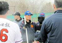 　紅白戦後のミーティングに参加する桑田真澄ＣＢＯ