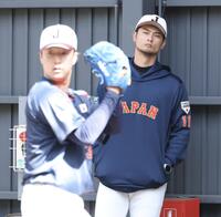 広島・佐藤柳之介（手前）の投球を見つめるダルビッシュ（撮影・伊藤笙子）