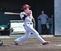 １回、右前適時打を放つ中島