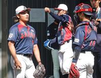 投球練習を終え、坂本（右）と話す伊藤